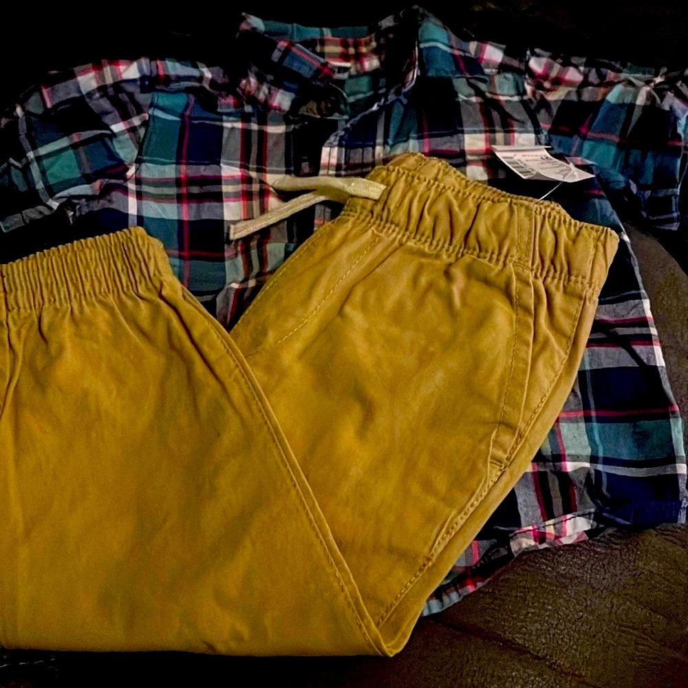 Old Navy Multi-Color Button Down Shirt & The Children’s Place Tan Jogger Pants
